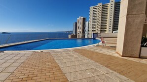 A rooftop swimming pool with a clear view of the ocean and high-rise buildings in the background. - Villamarina A517 in Benidorm (Benidorm)