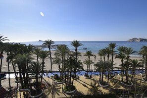 A beach view with palm trees and a clear sky. - SAN Pedro 3 Bedrooms (Benidorm)
