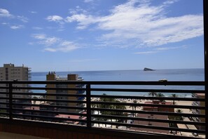 Ein Balkon mit Blick auf einen Strand und Gebäude.
