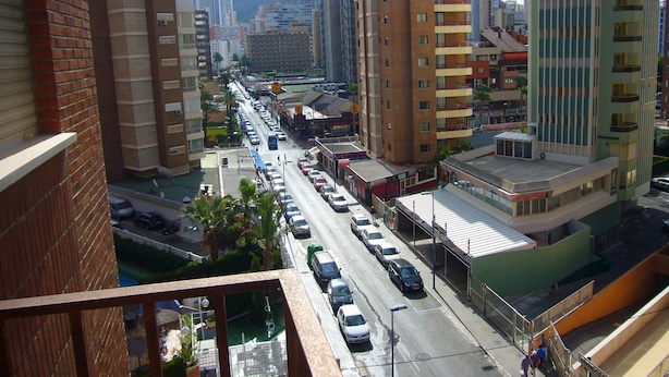 A city street with tall buildings, a busy road, and a pedestrian crossing. - Oce3 2A in Benidorm With 2 Bedrooms and 1 Bathrooms (Benidorm)