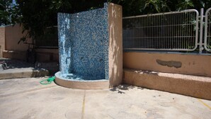 A tiled structure with a metal fence, a concrete base, and a green hose on the ground. - Oce3 2A in Benidorm With 2 Bedrooms and 1 Bathrooms (Benidorm)