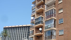A multi-story hotel with balconies, a sign for 'Crazy Golf', and a 'Taxi' sign. - Oce3 2A in Benidorm With 2 Bedrooms and 1 Bathrooms (Benidorm)