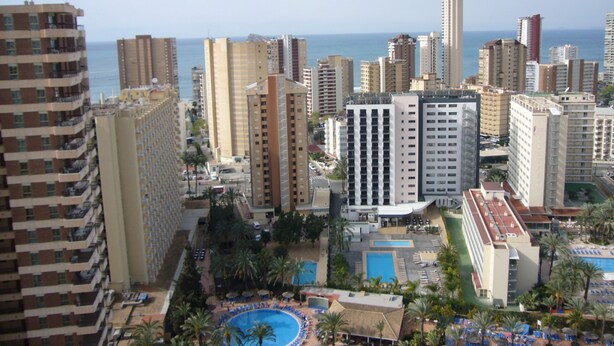 A high-rise hotel with multiple floors, a swimming pool, and a view of the sea. - Gemelos 22 13c3 in Benidorm (Benidorm)