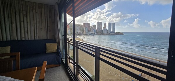 A balcony with a view of the beach and city skyline. - Cachirulo 6D in Benidorm (Benidorm)