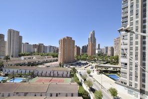 A high-rise residential building with multiple balconies, a tennis court, and a swimming pool. - Mariscal 6 8B in Benidorm (Benidorm)