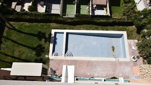 An aerial view of a residential area with a swimming pool, a satellite dish, and a well-maintained lawn. - Mariscal 6 8B in Benidorm (Benidorm)