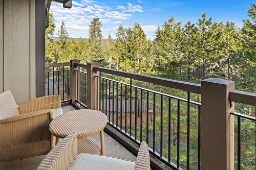 Suncadia Getaway  Cozy Stay with Mountain Views & Hot Tub Access