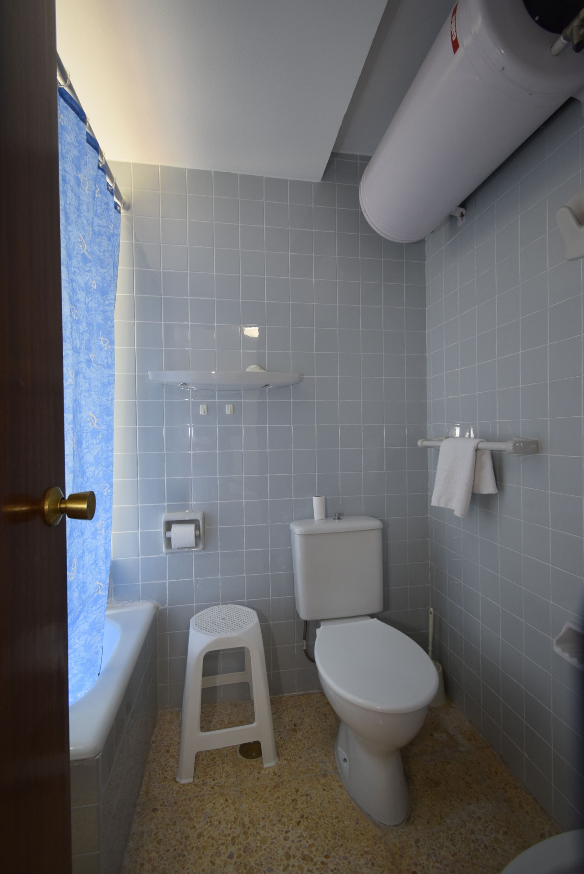 A bathroom with a toilet, sink, and bathtub.
