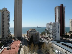 A high-rise building with a view of the beach and ocean. - Ducado 8D in Benidorm (Benidorm)
