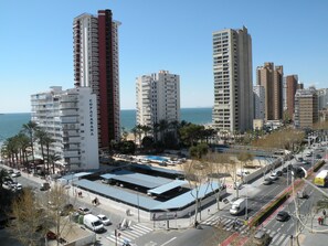 A high-rise building with multiple floors, a parking area, and a view of the sea. - Ducado 8D in Benidorm (Benidorm)