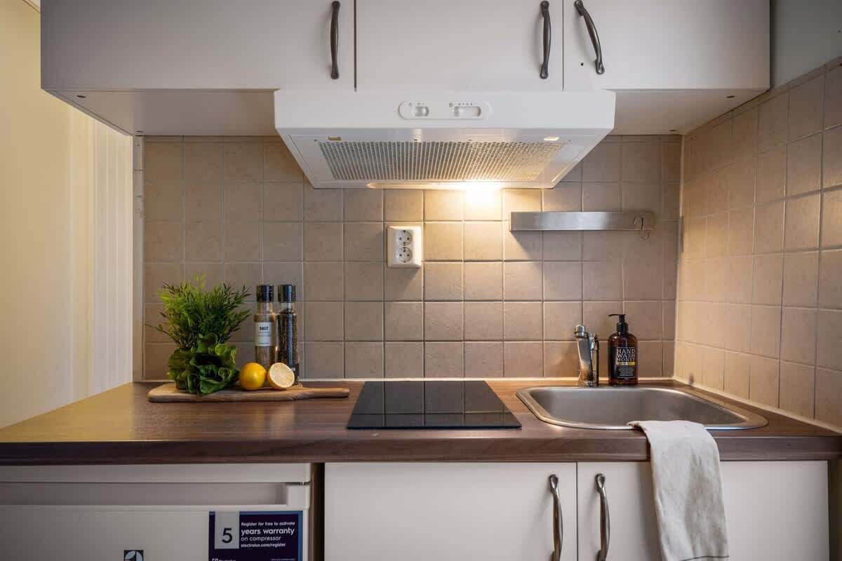 Réfrigérateur, micro-ondes, plaque de cuisson, cafetière/bouilloire