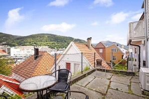 Outdoor dining - Heart of Bergen, Great view from patio, Renovated (Bergenhus)