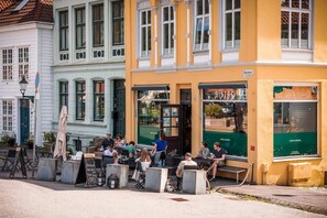 Outdoor dining - Heart of Bergen, Great view from patio, Renovated (Bergenhus)