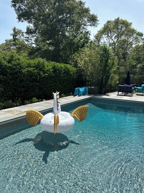 Uma piscina com um boi de pelúcia flutuante.