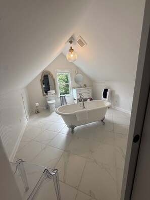 Een douche, een haardroger, een bidet, handdoeken