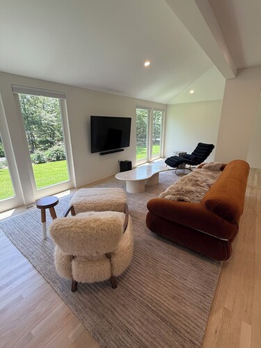 5-bedroom home, 2.5 mi to Oak Bluffs town, AC, heated pool, hot tub, fire pit