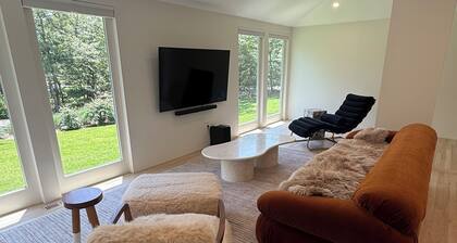 5-bedroom home, 2.5 mi to Oak Bluffs town, AC, heated pool, hot tub, fire pit