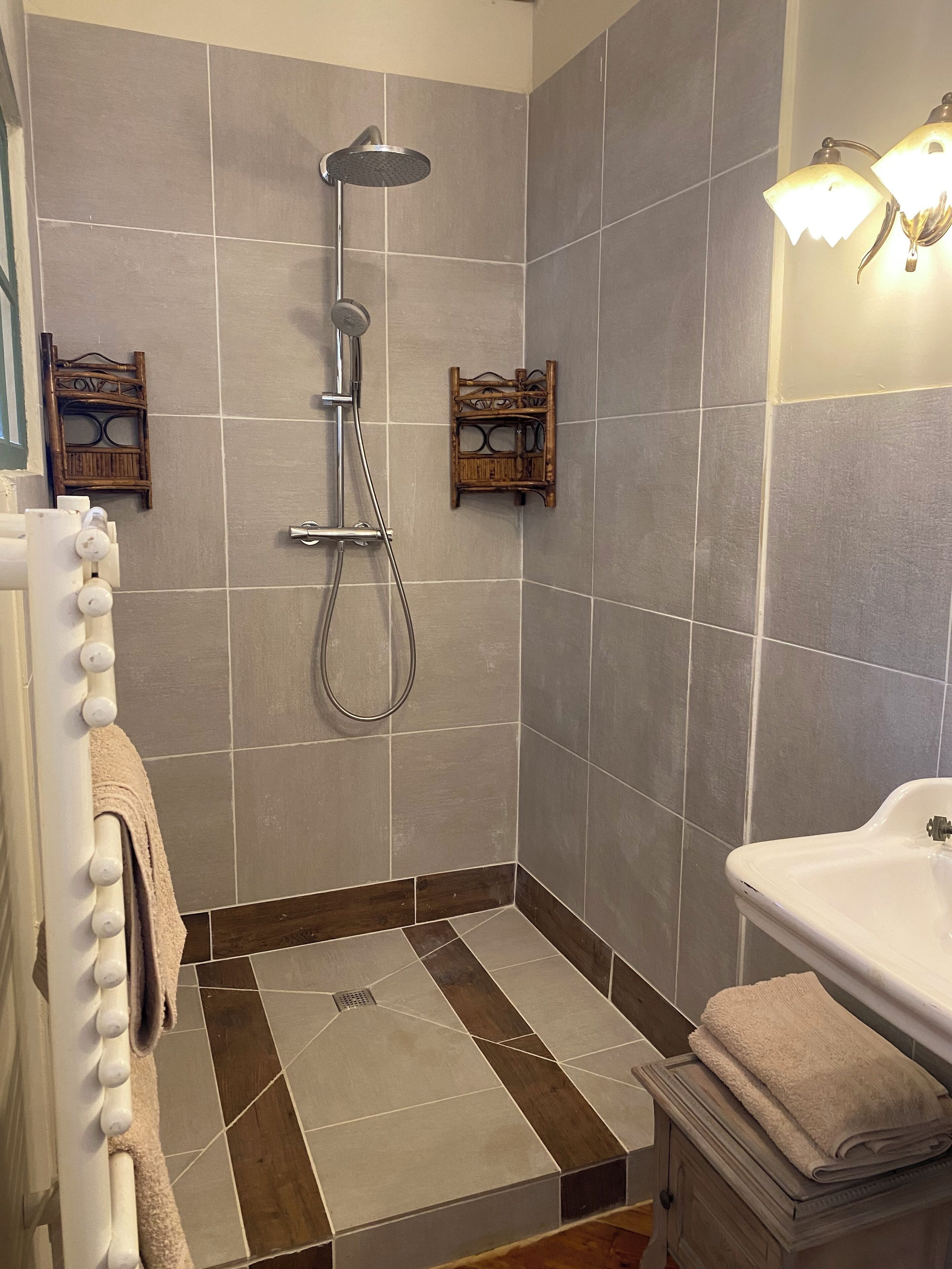 Douche, sèche-cheveux, serviettes fournies, savon