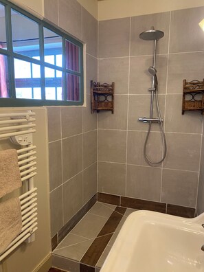 Douche, sèche-cheveux, serviettes fournies, savon