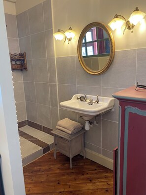 Douche, sèche-cheveux, serviettes fournies, savon