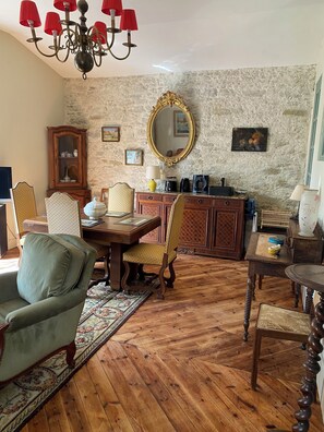 Interior - Large suite with living room (Pexiora)