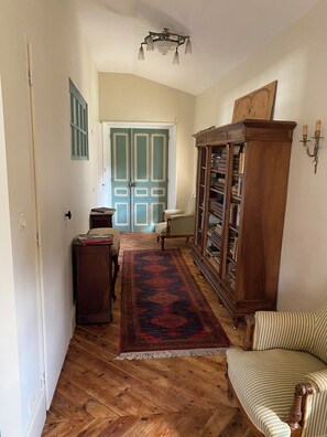 Interior - Large suite with living room (Pexiora)