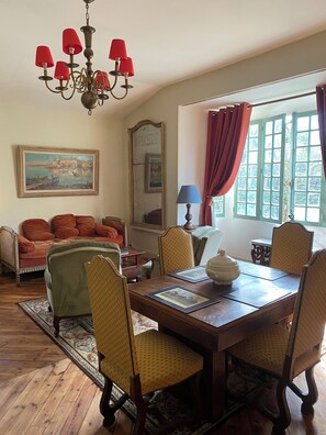 Dining - Large suite with living room (Pexiora)