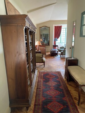 Interior - Large suite with living room (Pexiora)