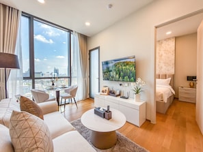 Apartment, 1 Schlafzimmer, Balkon, Gartenblick | Wohnzimmer | Bücher