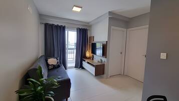 Apartamento básico | Área de estar | TV