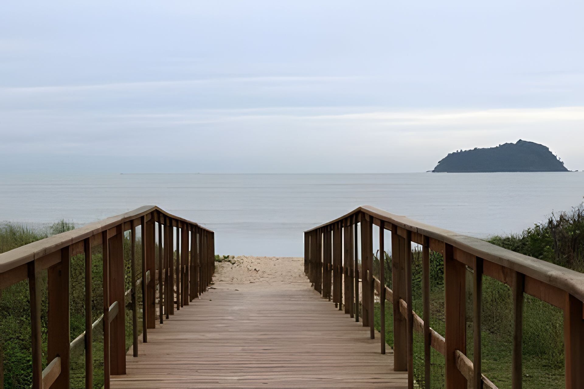 Una playa cerca, arena blanca