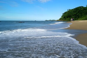 Beach nearby, white sand - Curta Praia do Quilombo - Palladium  (Penha)