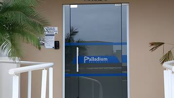 A door with a sign reading "Palladium" and a sign above it that says "TORRE B".