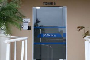 A door with a sign reading "Palladium" and a sign above it that says "TORRE B". - Curta Praia do Quilombo - Palladium (Penha)
