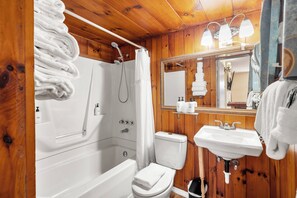 Secadora de cabello, toallas, jabón, papel de baño 