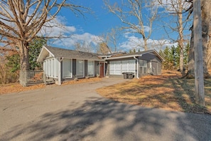 Interior - Modern Mountain Home Near Dollywood 3 br 2 ba (Sevierville)