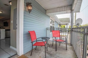 Outdoor dining - 3 BR 2BA Condo Walkable to University of Tennessee (Knoxville)