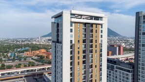 Un edifici alt amb nombrosos pisos, grans finestres i un disseny arquitectònic modern.
