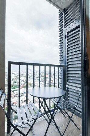 Deluxe Suite, City View | Balcony - Héroes 47 (Monterrey)