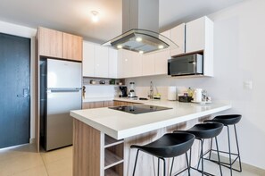 Family Suite, City View | Dapur peribadi | Peti sejuk/penyejuk beku saiz penuh, ketuhar gelombang mikro, dapur 