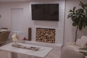 TV, fireplace - Southern Elegance Gateway (McDonough)