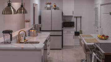 Refrigerador, microondas, horno, placa de cocina