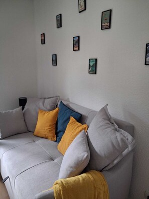 TV - Appart' Pyrénées Nature, comfortable, with terrace and small garden (Esquièze-Sère)