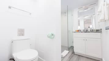 Quarto, 1 cama King, para não fumantes | Banheiro | Toalhas de banho, sabonete, shampoo, papel higiênico