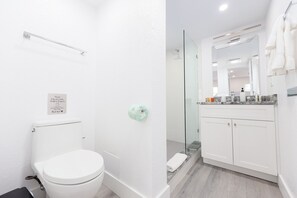 Chambre, 1 très grand lit, non-fumeur | Salle de bain