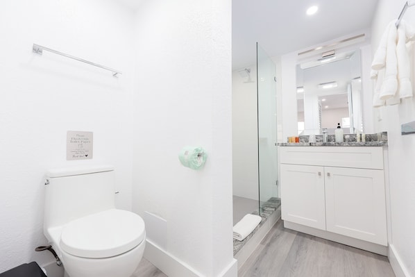 Room, 1 King Bed, Non Smoking | Bathroom