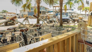 Una valla de madera con un aparcamiento para bicicletas que contiene varias bicicletas.