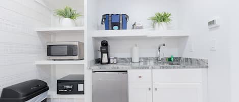 Studio, 1 King Bed, Non Smoking | Private kitchen