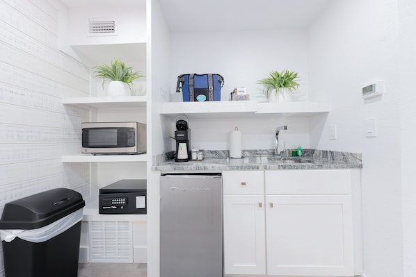 Studio, 1 King Bed, Non Smoking | Private kitchen - The Silver Lake Hotel at Ocracoke (Ocracoke)