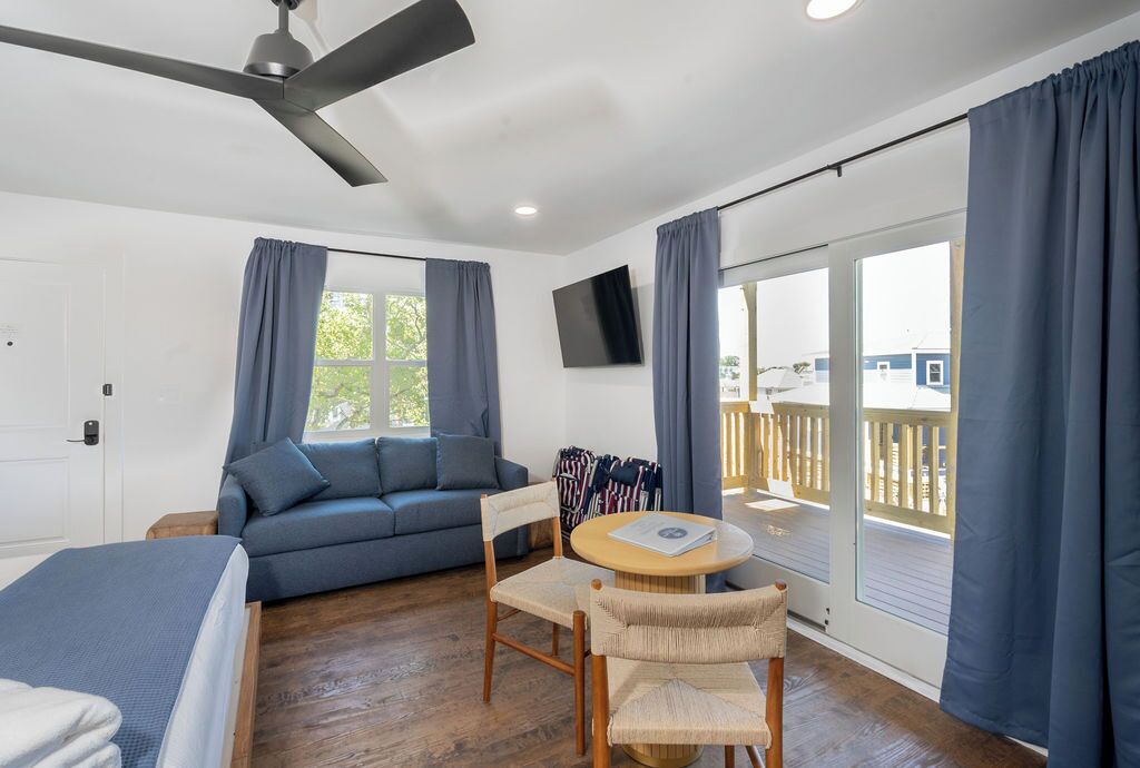 Suite, 1 Bedroom, Harbour View (Sunset Bunk Double Balcony) | Living area
